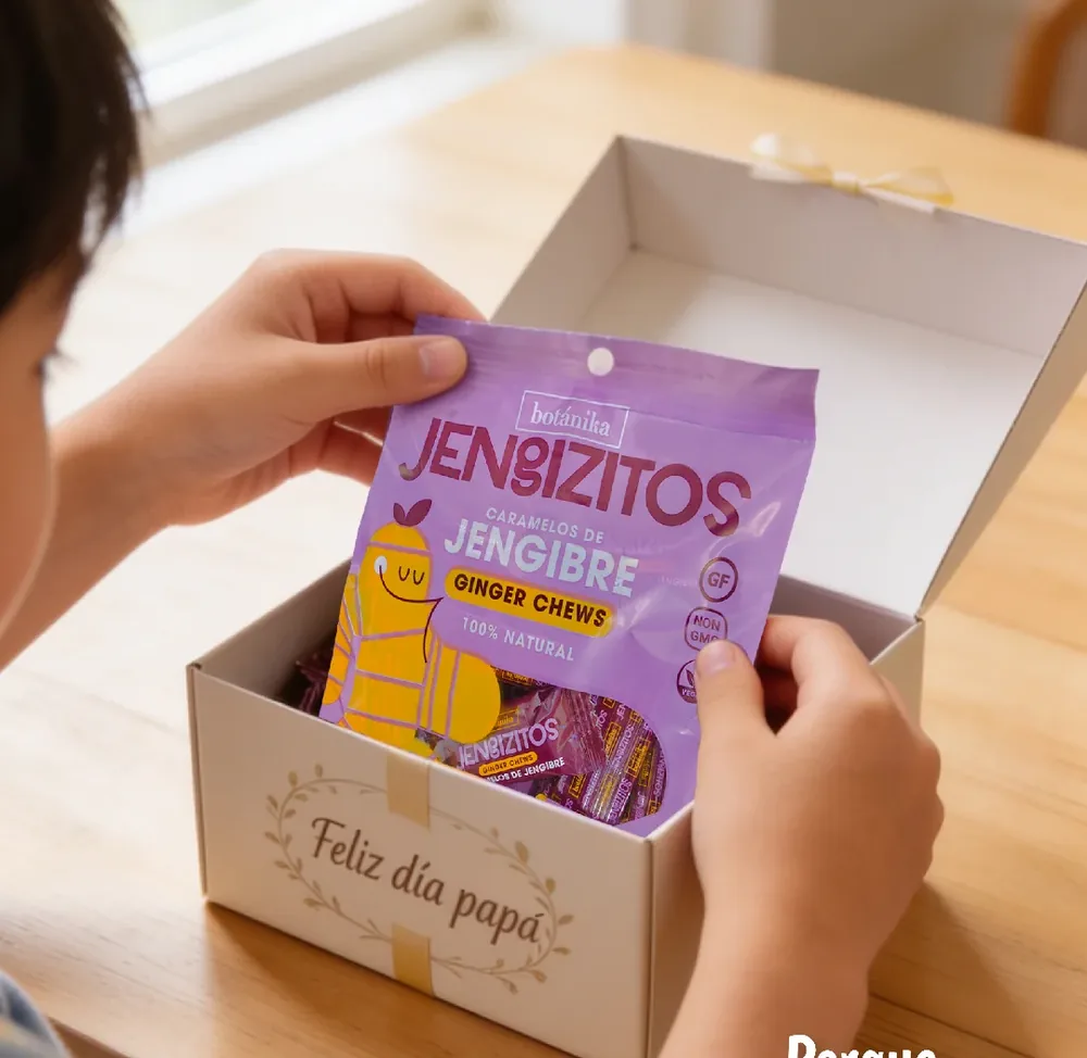 Unas manos sacan una bolsa de caramelos Jengizitos de una caja de regalo